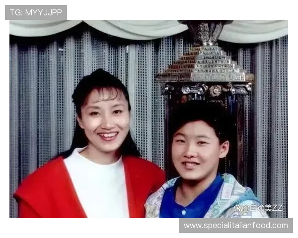 伏明霞一出场，奢华生活细节比明星还会藏，谁能想到她私下这么...