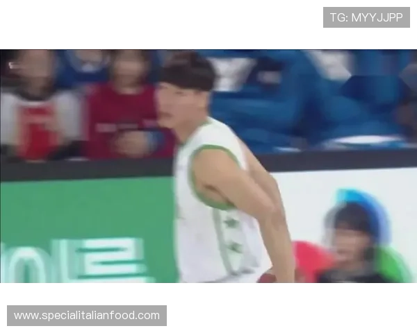 谌龙训练间隙瘫沙发上，看着月光都像明星后花园那种感觉！